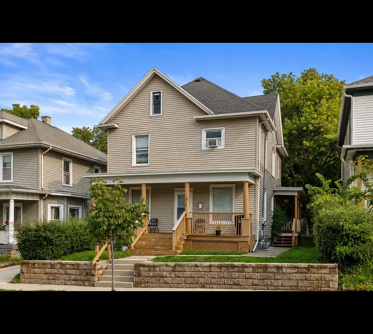 3 bed, 950 sqft, $1,300 — Photo 1