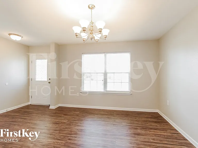 2936 Village Center Dr — Photo 4