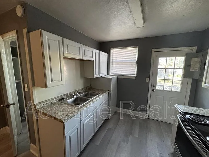 2 bed, 1.0 bath, 821 sqft, $900 — Photo 3