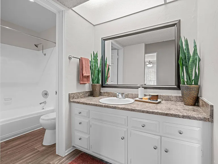 Los Arbolitos Riverside Apartments — Photo 7