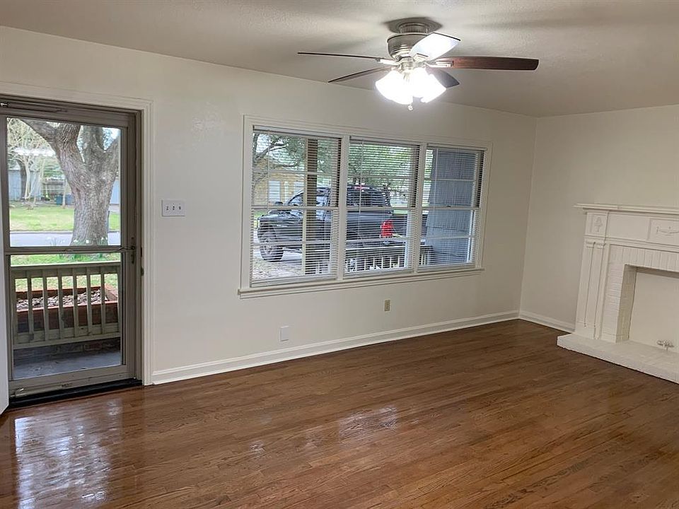 1st image of 210 S Pin Oak Dr