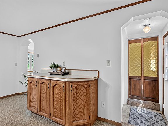 5th image of 105 Anderson St