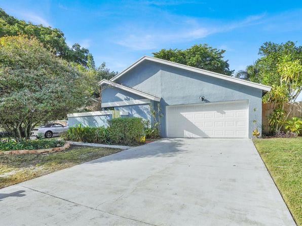 940 Rainberry Lake Dr