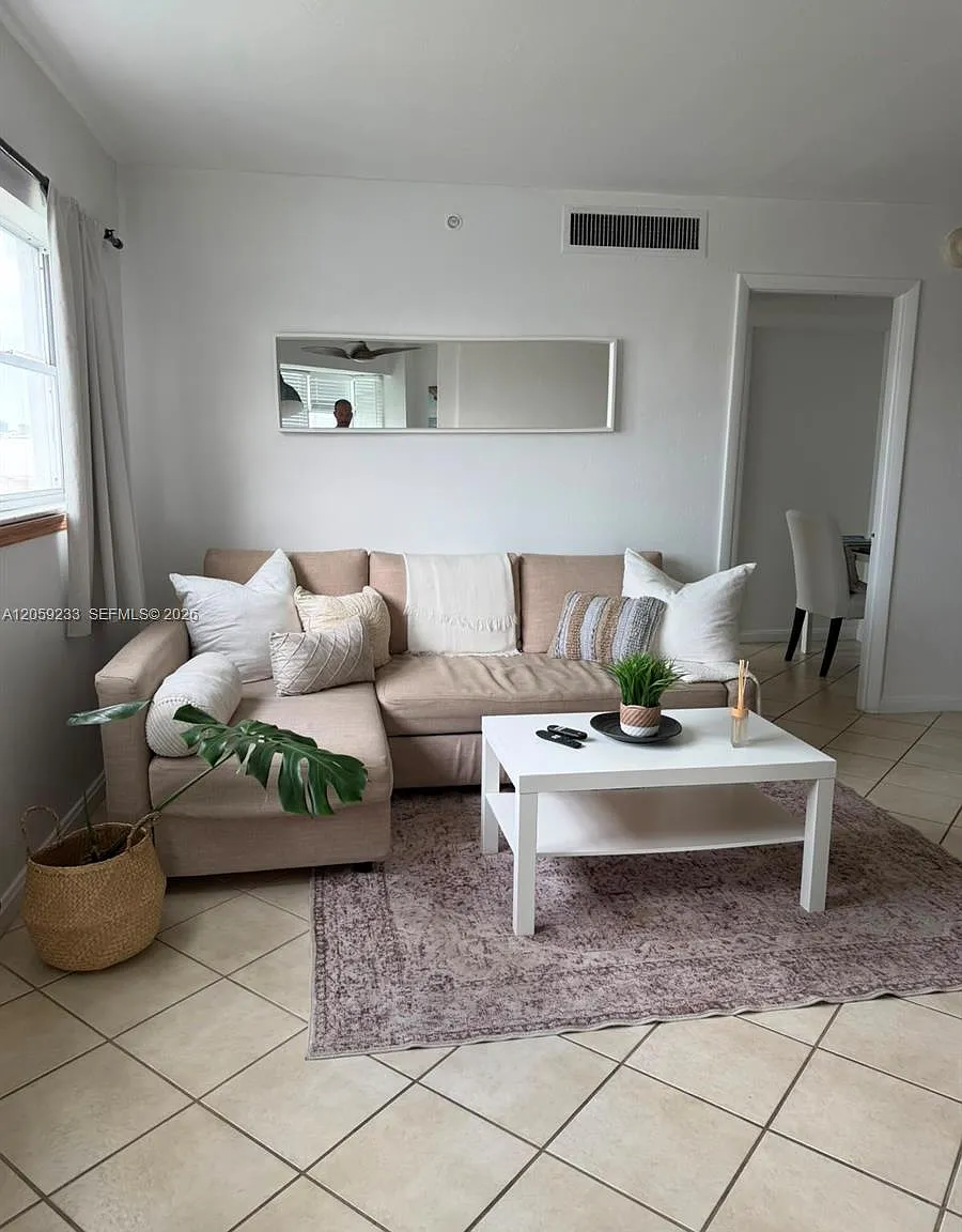 Octagon Towers I Condo — Photo 1