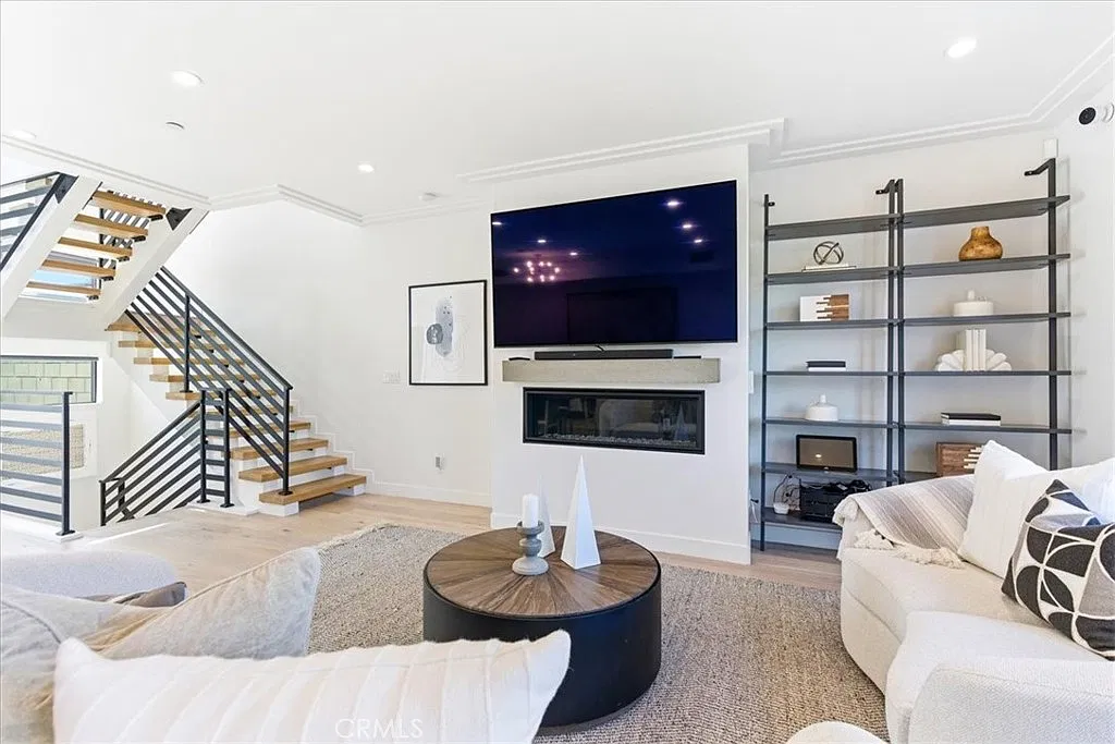 4 bed, 4.5 bath, 2946 sqft, $8,500 — Photo 4