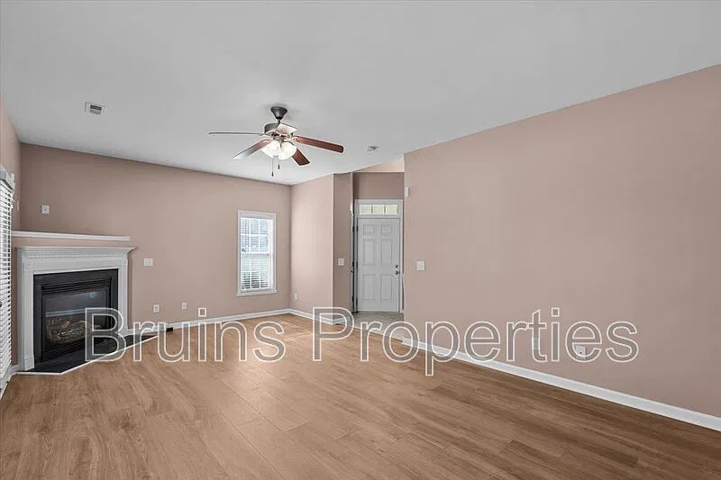 3 bed, 2.5 bath, 1792 sqft, $1,950 — Photo 2