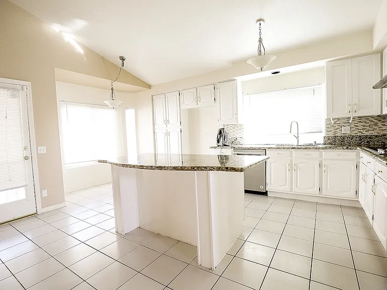 25406 Blackthorne Dr — Photo 8