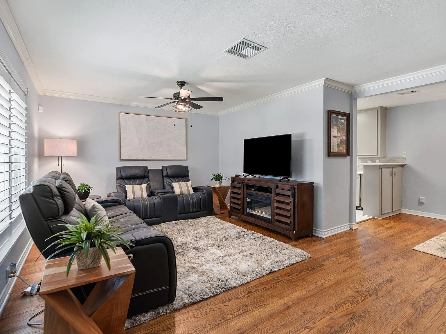 3 bed, 2.0 bath, 1412 sqft, $2,950 — Photo 2
