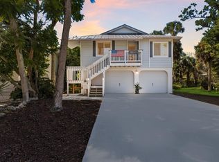221 Island Cir, Sarasota, FL 34242