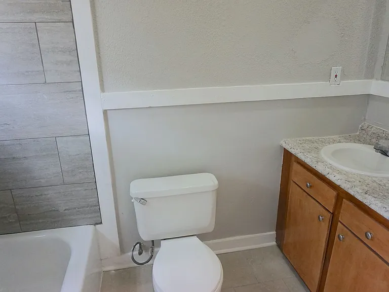 303 W Waldburg St — Photo 10