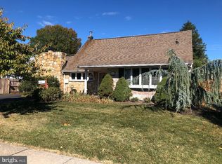 14 Hyacinth Rd, Levittown, PA 19056