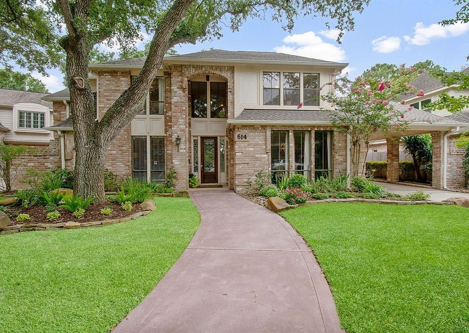 614 Commodore Way! Located on cul-de-sac in Barkers Landing!