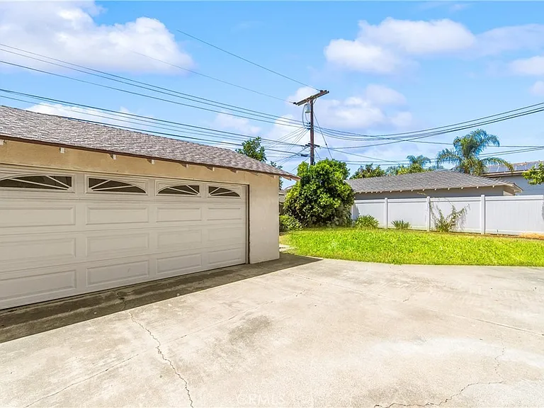 454 N Shattuck Pl — Photo 40