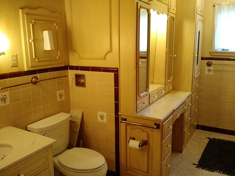 Front bath (next to Front bdrm)