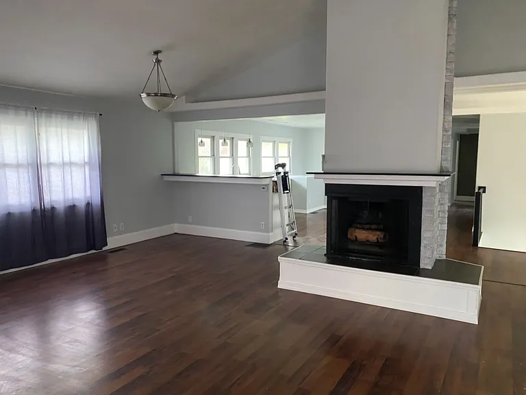 208 E Illinois St — Photo 6