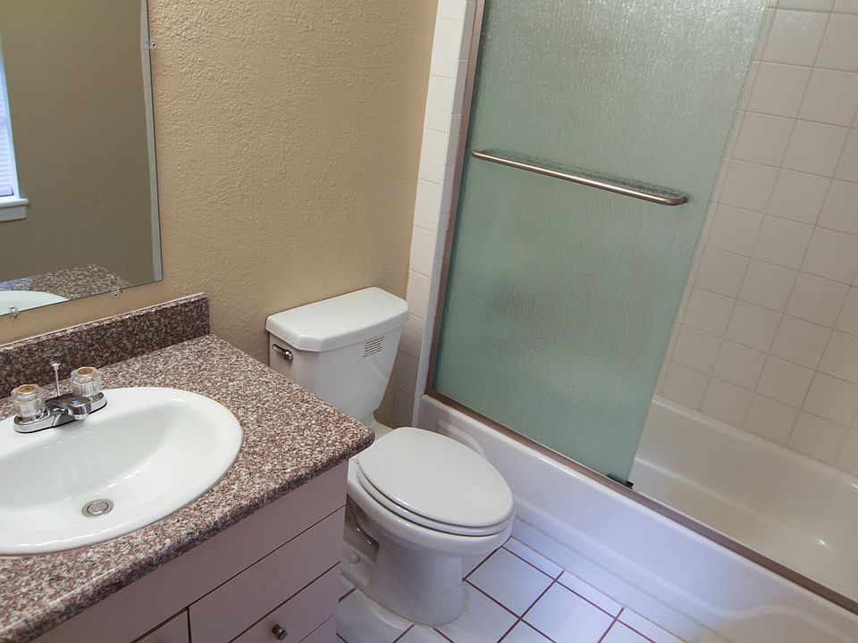 2nd image of 549 Daley St