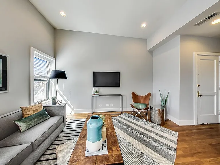 1952 W Byron St #6 — Photo 1