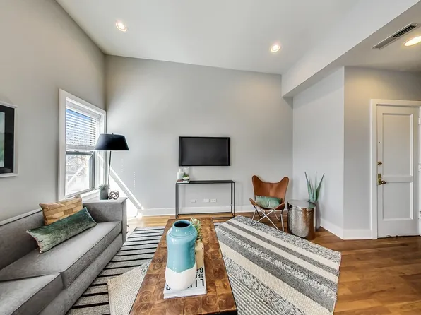 1952 W Byron St APT 6, Chicago, IL 60613