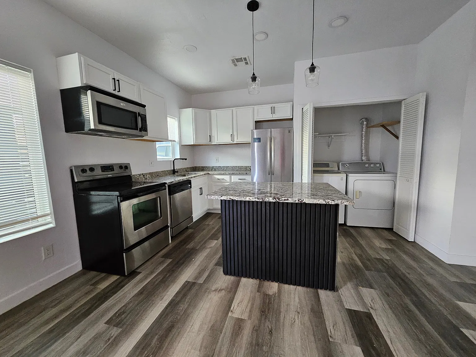 3 bed, 850 sqft, $2,100 — Photo 2