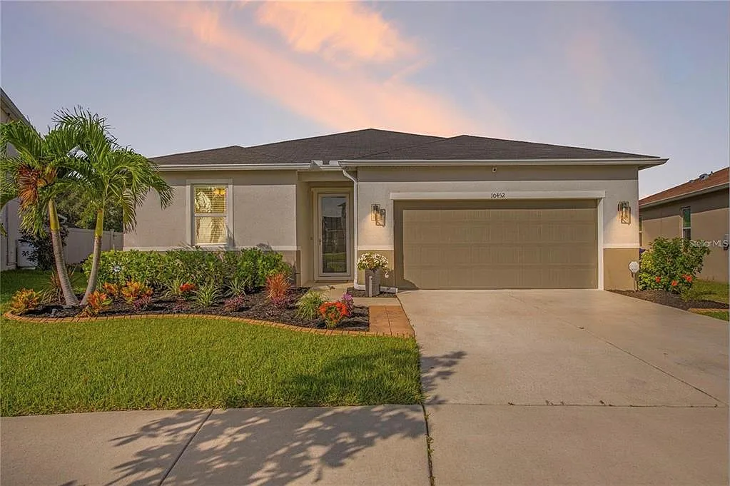 4 bed, 2.0 bath, 1993 sqft, $3,000 — Photo 1