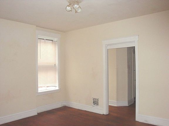 3rd image of 3007A Sidney St