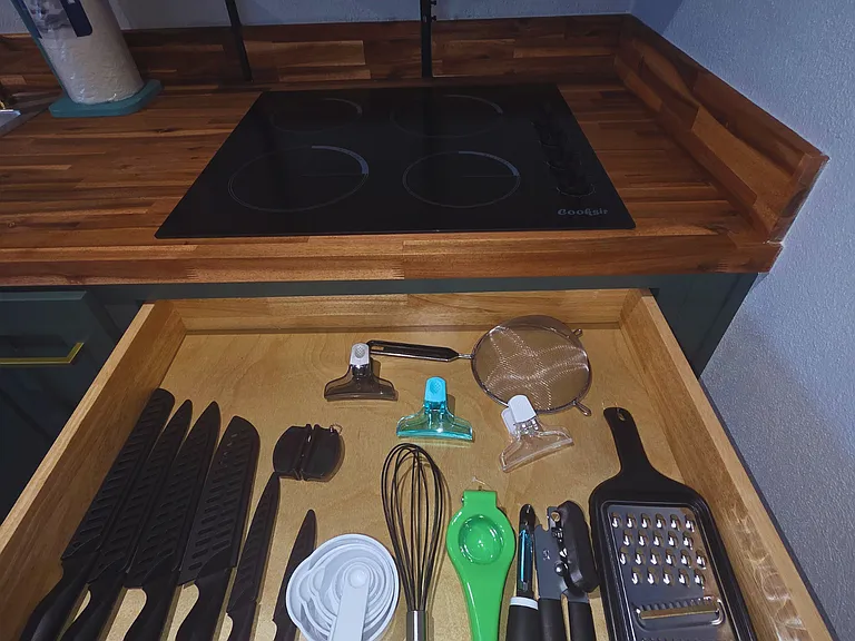 Kitchen tools: knives, lemon squeezer, grater & strainer