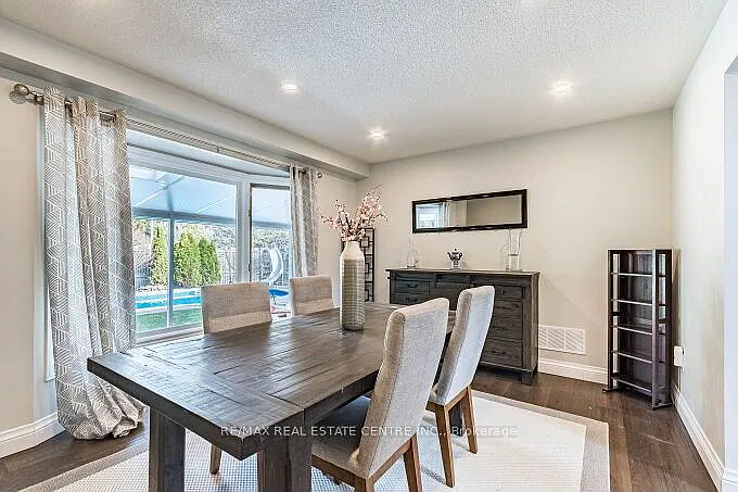 33 Strathroy Cres — Photo 15