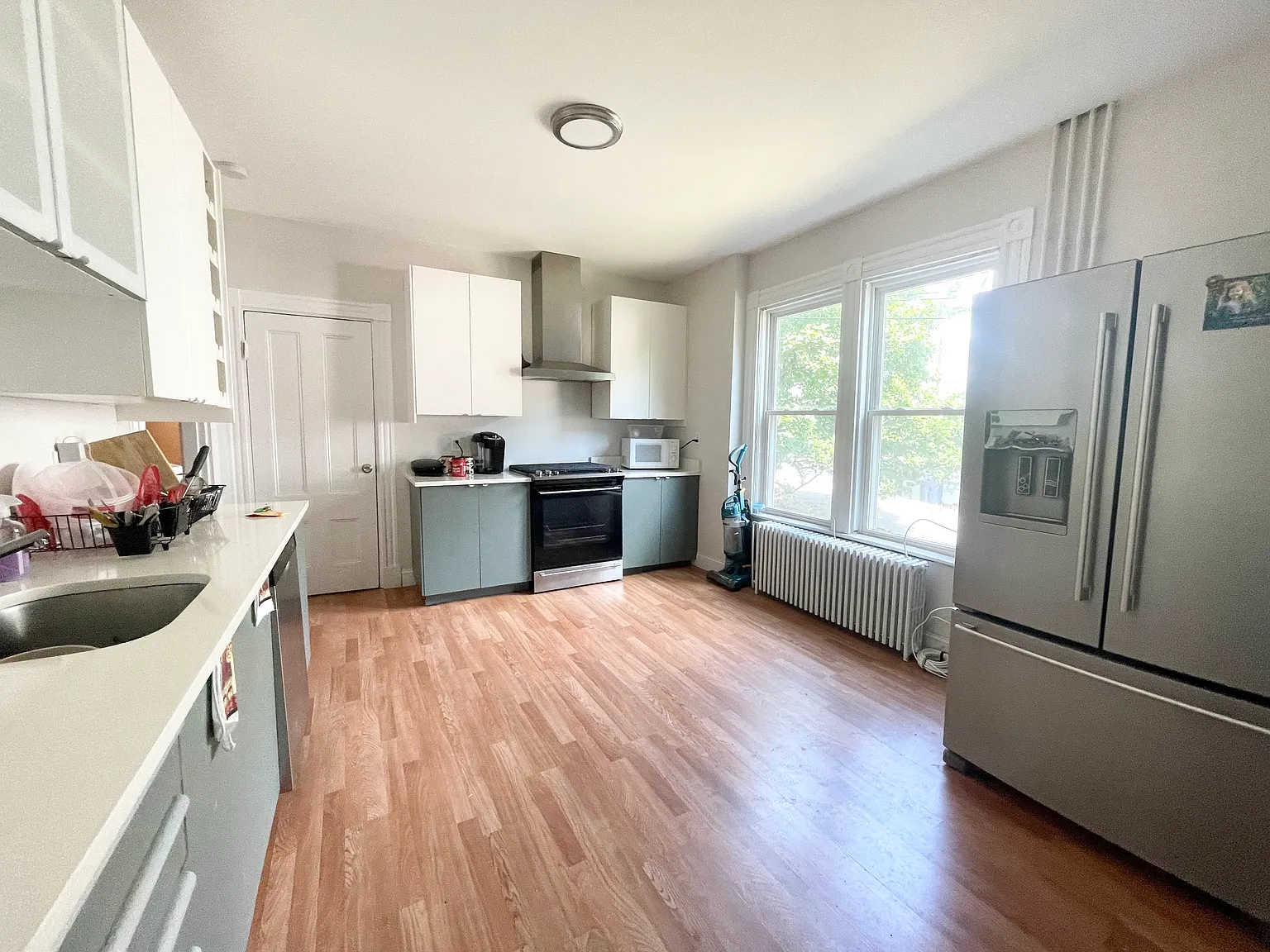 3 bed, 1200 sqft, $3,300 — Photo 2