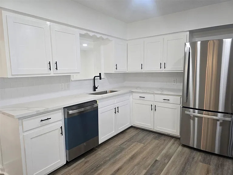 5102 Avenue L — Photo 10