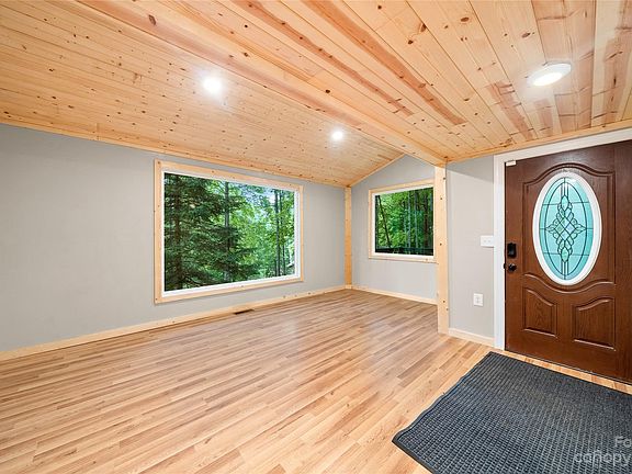 5th image of 124 Canary Ln