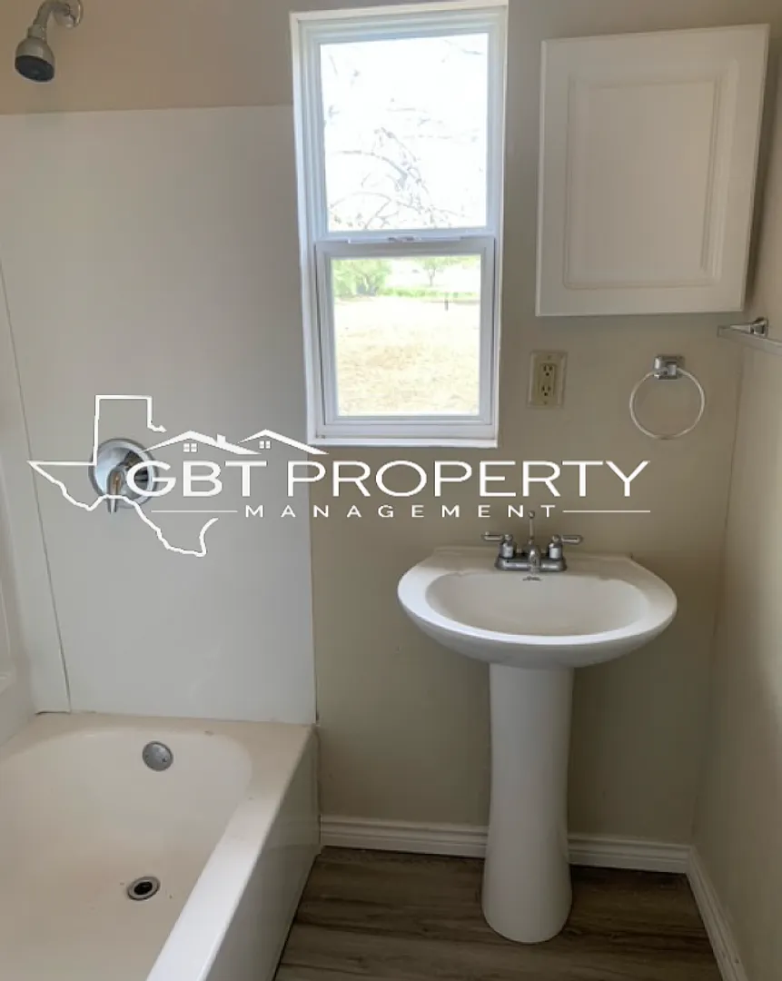 Single Family Home, Newly Renovated! — Photo 4