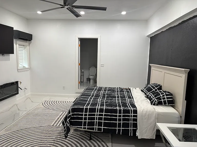 1820 N Macgregor Way — Photo 13