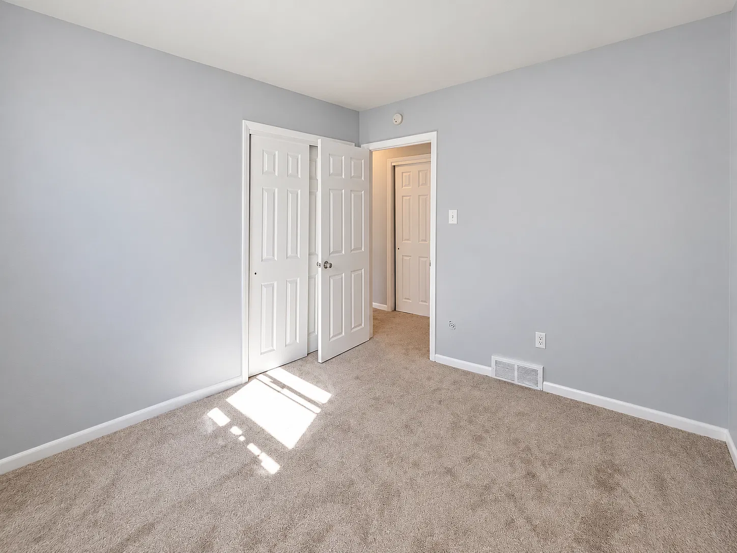 3 bed, 1.0 bath, 925 sqft, $1,965 — Photo 3