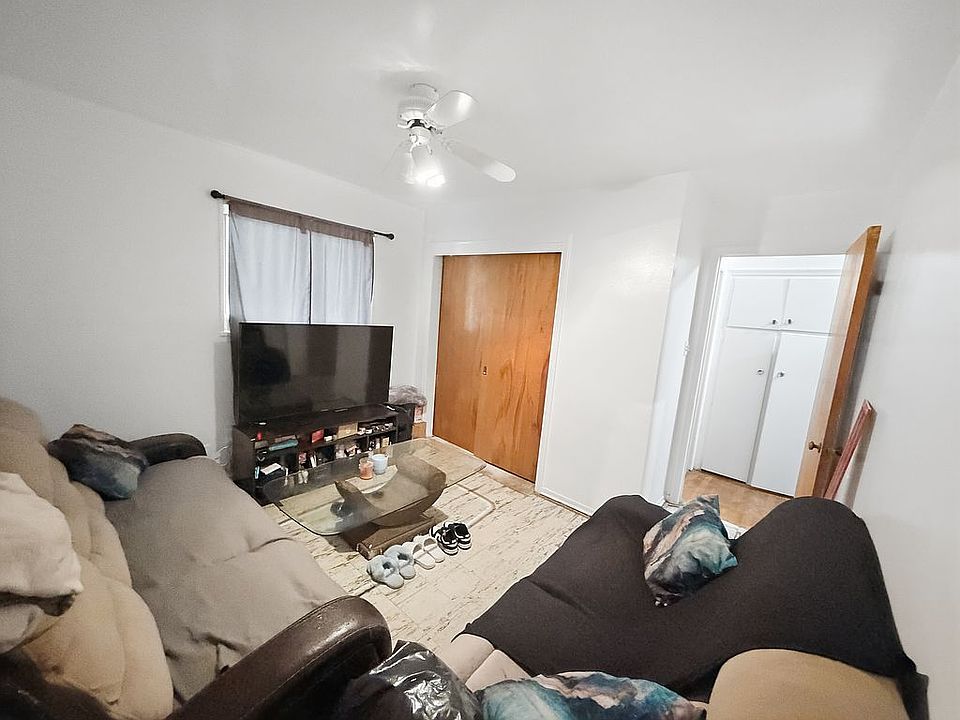 22040 Cloverlawn St, photo 12