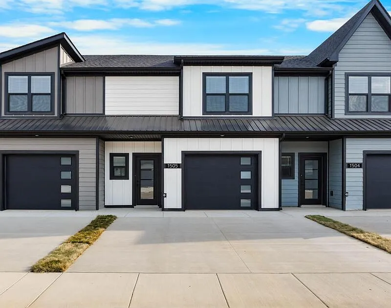3 bed, 2.5 bath, 1456 sqft, $1,880 — Photo 1