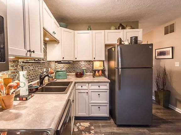 5th image of 330 S Wilmington Ct