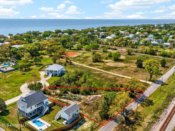 732 Wildwood Ct, Pass Christian, MS 39571