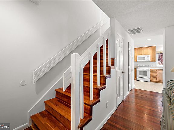 3rd image of 702 Kelly Rd #702A