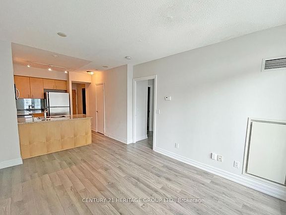 4th image of 8 Scollard St #1305