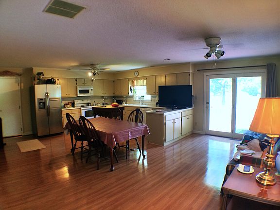 Kitchen / Dining Area