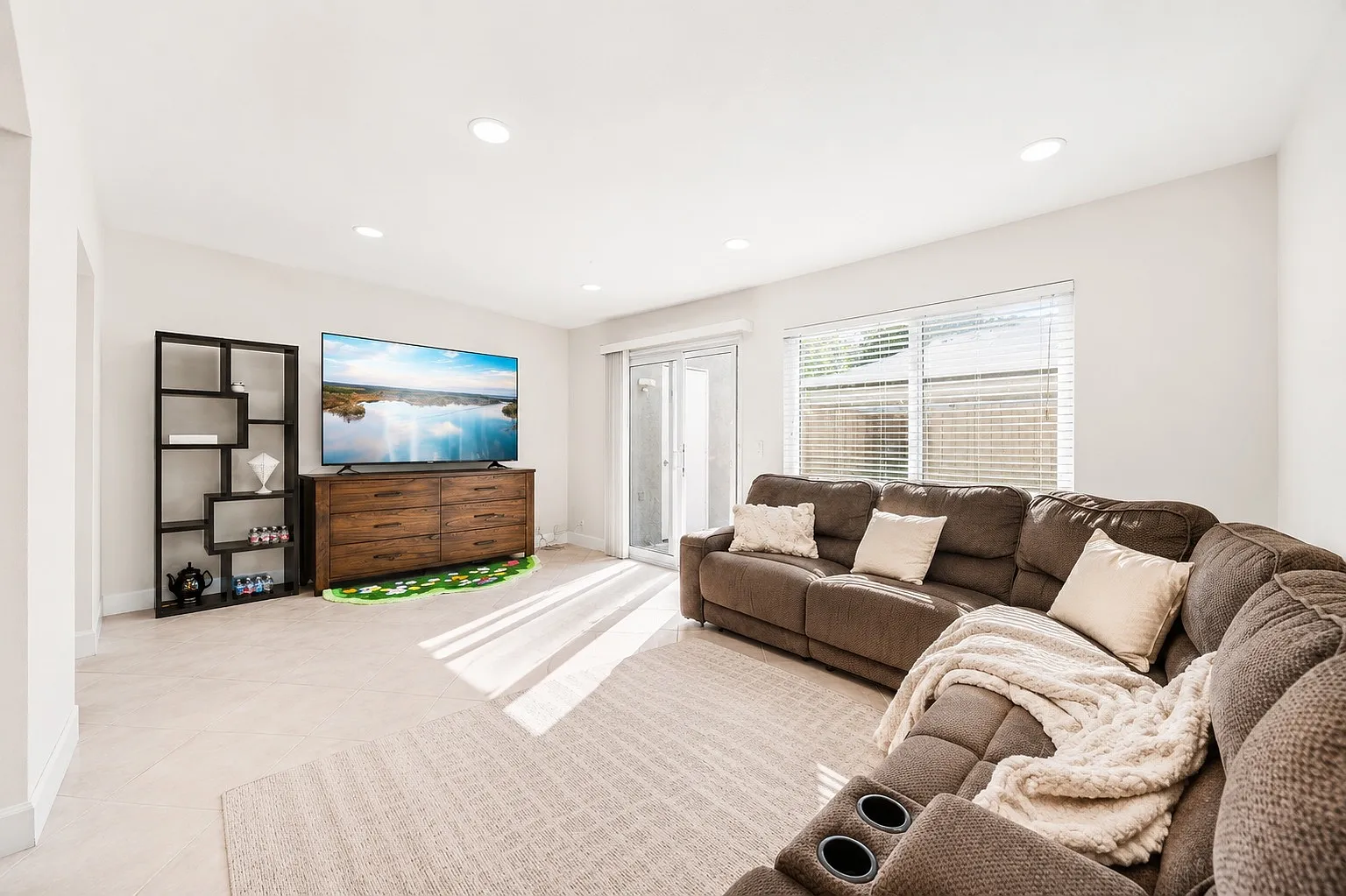 3 bed, 1260 sqft, $4,250 — Photo 1