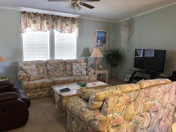 4th image of 950 Laurel Cir