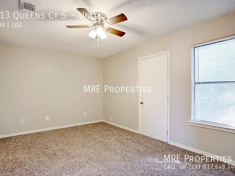 313 Queens Ct S #D — Photo 11