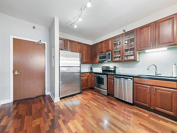 3rd image of 1322 S Prairie Ave #G184