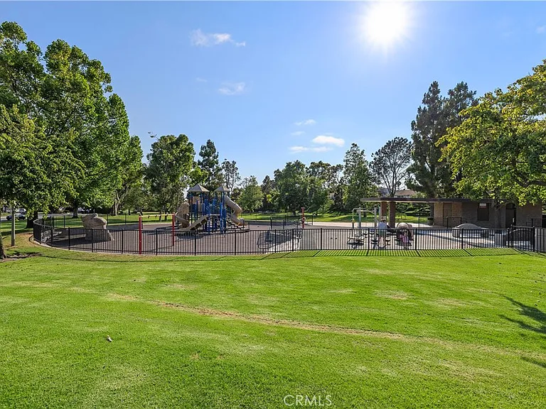 24725 Camarillo St — Photo 37
