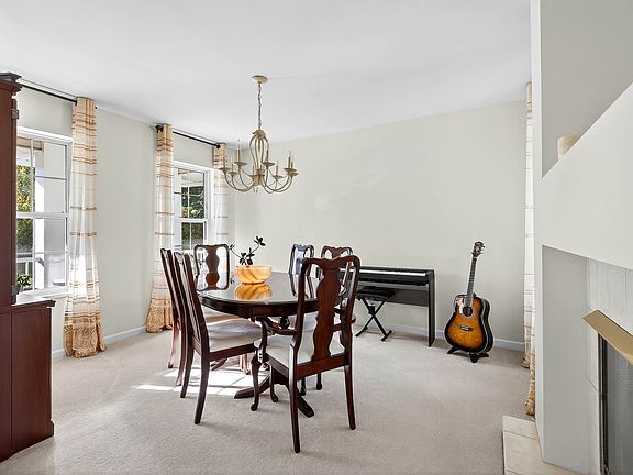 4th image of 992 Canongate Cres
