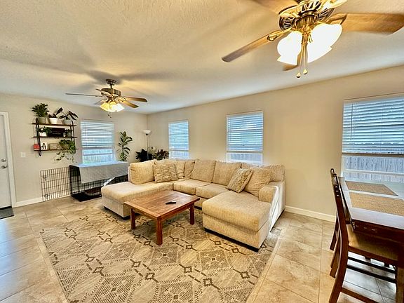4th image of 821 Fairview Dr