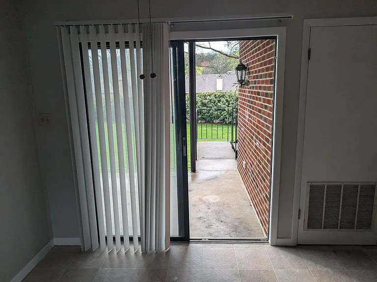 10410 Lovell Center Dr — Photo 14