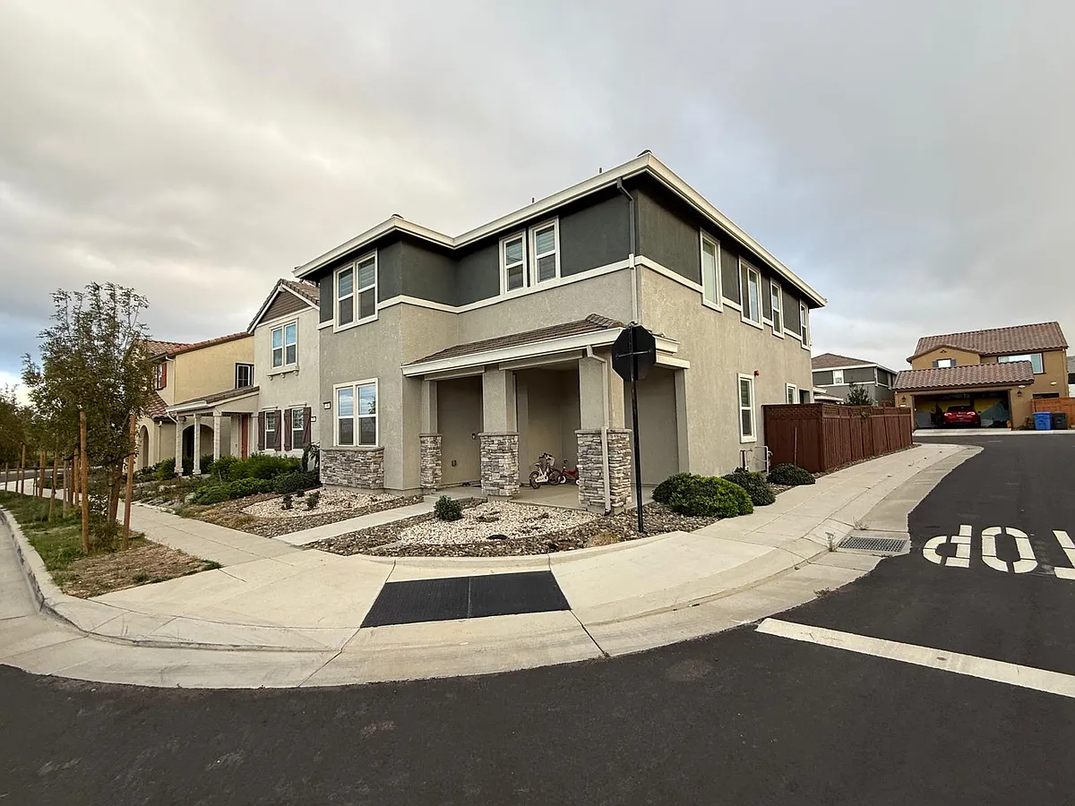 Building Photo - 58 E Kamyar Pl