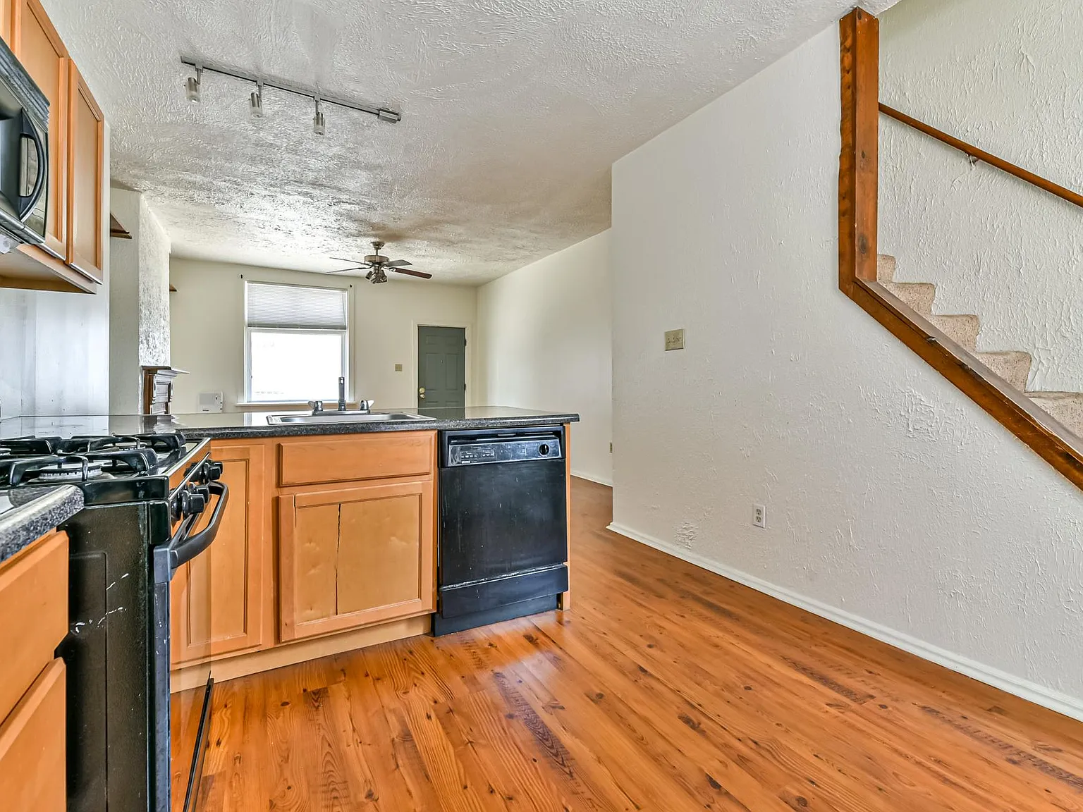 2 bed, 1025 sqft, $1,695 — Photo 2